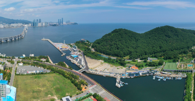 26일 아이에스동서가 부산 남구 용호동 이기대 인근 부지(사진 가운데 흰 부분)의 아파트 건설 계획을 철회했다. 정종회 기자 jjh@