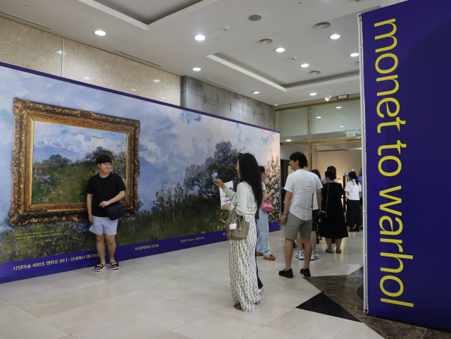‘모네에서 앤디워홀까지’전을 찾은 관람객들이 입구에서 기념 사진을 찍고 있다. 부산문화회관 제공