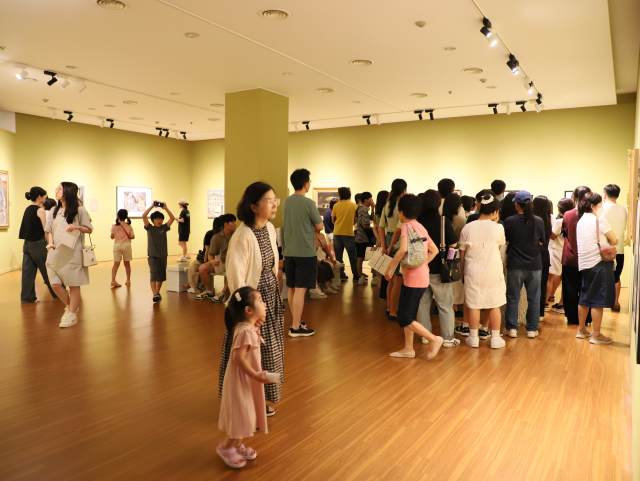 ‘모네에서 앤디워홀까지’전이 큰 인기를 끌며 관람객이 연일 몰려들고 있다. 부산문화회관 제공