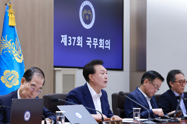 윤석열 대통령이 27일 서울 용산 대통령실 청사에서 열린 국무회의에서 내년도 예산안과 관련해 발언하고 있다. 연합뉴스