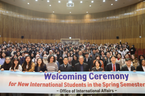 2024학년도 1학기 유학생 신입생환영회 단체사진.부산외대 제공