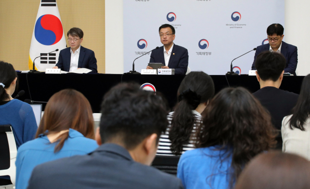 최상목 부총리 겸 기획재정부 장관이 22일 정부세종청사 민원동 브리핑실에서 2025년 예산안 및 2024~2028 국가재정운용계획에 관해 사전 브리핑하고 있다. 왼쪽은 김동일 예산실장. 오른쪽은 김언성 재정관리관. 연합뉴스
