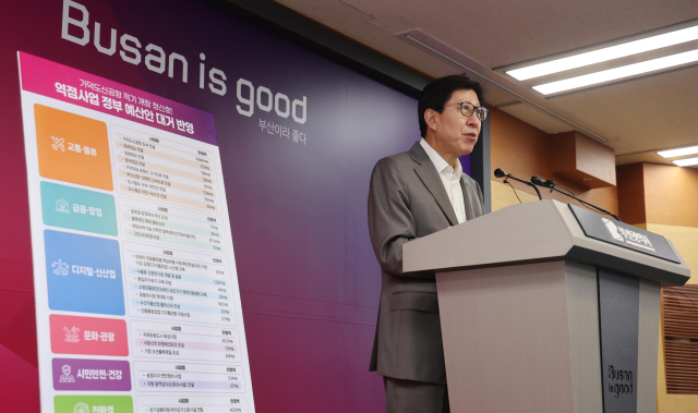 박형준 부산시장이 27일 오후 부산시청에서 2025년 정부 예산안 확정과 관련해 부산시의 국비 반영 현황을 설명하고 있다. 정종회 기자 jjh@