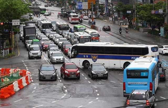 정체를 빚고 있는 하단교차로 모습. 도시철도 부산 사상-하단은 2026년 개통 목표로 내년 예산안엔 633억원이 반영됐다. 부산일보 DB