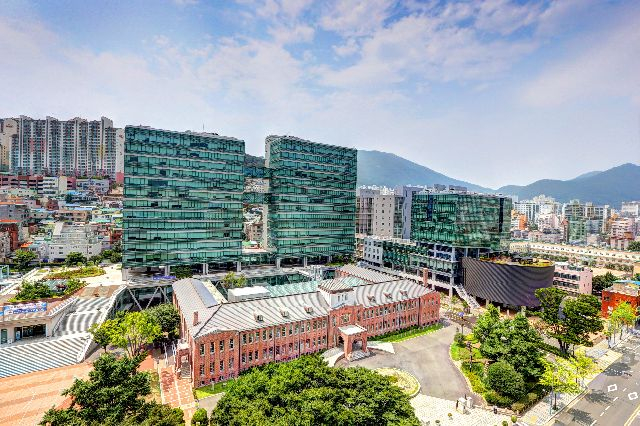 28일 동아대학교와 동서대학교는 ‘부산 개방형 MEGA 연합대학 모델’을 바탕으로 교육부의 2024년 글로컬대학 30 사업 본지정 대학에 선정됐다. 동아대 부민캠퍼스 전경. 부산일보DB