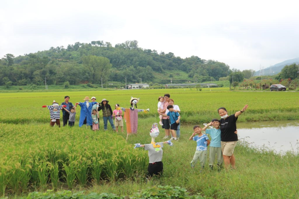 경남 김해시 화포천 습지 일대에서 생태 체험을 즐기는 참가자들. 김해시 제공