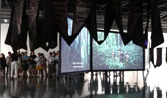 부산비엔날레가 열리는 부산현대미술관을 찾은 수많은 관객들 모습. 이재찬 기자 chan@