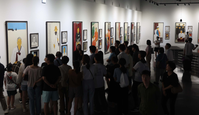 부산비엔날레가 열리는 부산현대미술관을 찾은 수많은 관객들 모습. 이재찬 기자 chan@