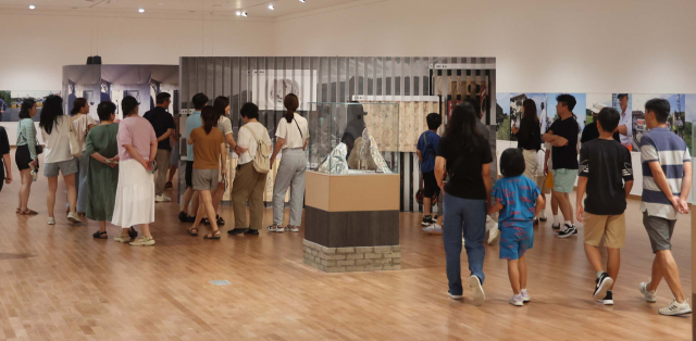 부산비엔날레가 열리는 부산현대미술관을 찾은 수많은 관객들 모습. 이재찬 기자 chan@