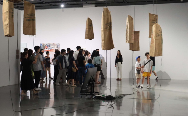 부산비엔날레가 열리는 부산현대미술관을 찾은 수많은 관객들 모습. 이재찬 기자 chan@