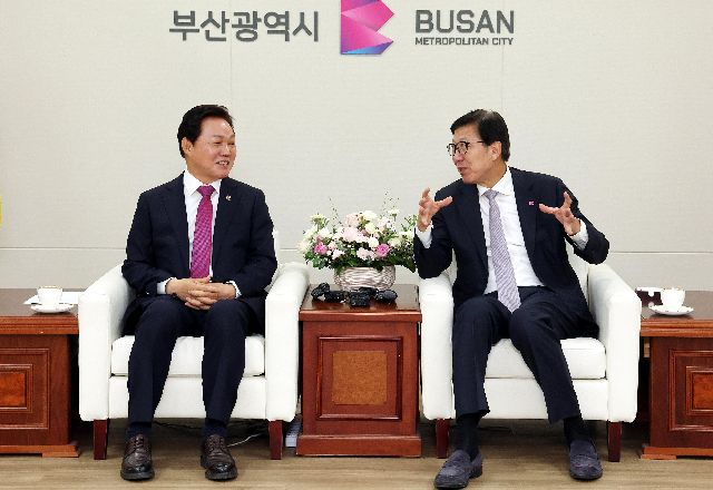 박형준 부산시장(오른쪽)과 박완수 경남도지사가 부산시청에서 만나 행정통합과 물 문제 등 부산 경남 지역 공동 현안을 논의하고 있다. 두 단체장은 회동 후 미래 도약과 상생 발전을 위한 공동합의문을 채택했다. 정종회 기자 jjh@