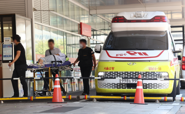 의료계 파업 장기화로 응급실 등 의료현장 혼란이 가중되는 가운데 28일 서울의 한 대형 병원 응급실에 도착한 한 환자가 들것에 실려 이동하고 있다. 연합뉴스