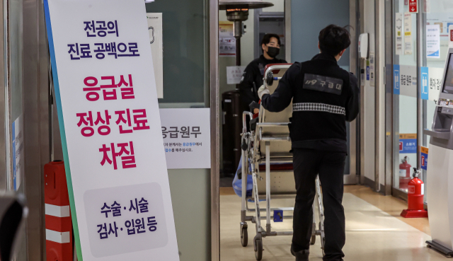 의정 갈등이 6개월로 길어지며 전국적으로 응급실 운영에 차질을 빚고 있다. 전공의 집단 이탈 사태 4주차를 맞은 지난 3월 경남 양산시 물금읍 양산부산대병원 응급실 모습. 김종진 기자 kjj1761@