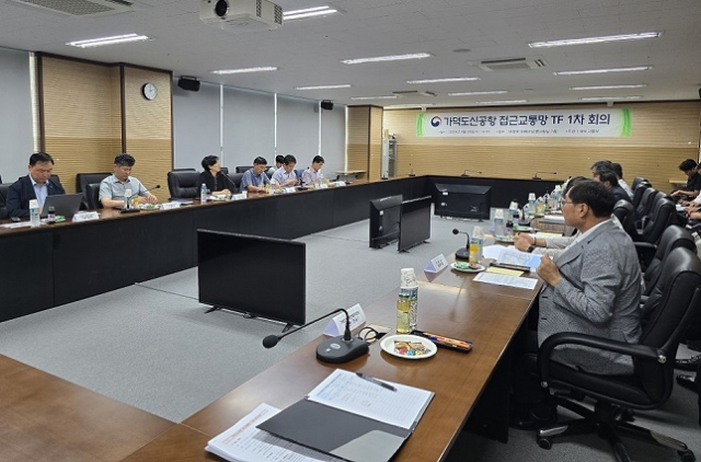국토교통부는 28일 정부세종청사에서 ‘가덕도신공항 접근교통망 전담팀’을 구성하고 첫 회의를 열었다. 회의에는 부산시 울산시 경남도와 한국철도공사, 한국도로공사, 국가철도공단, 가덕도신공항건설공단 등 관계기관이 참여했다. 국토부 제공