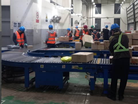 다양한 연령대가 모인 택배 현장에서는 자연스럽게 동료애가 싹튼다. 산지니 제공