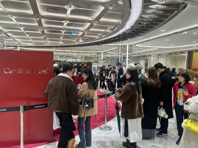 지난 2월 신세계 센텀시티 4층 ‘뉴컨템포러리 전문관’에서 열린 ‘카디널레드’ 팝업에 고객들이 줄지어 서 있는 모습. 신세계 제공