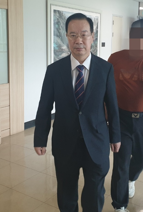 정치자금법 수수 혐의로 재판에 넘겨진 하영제 전 국회의원이 지난해 창원지법 진주지원에 들어서는 모습. 강대한 기자