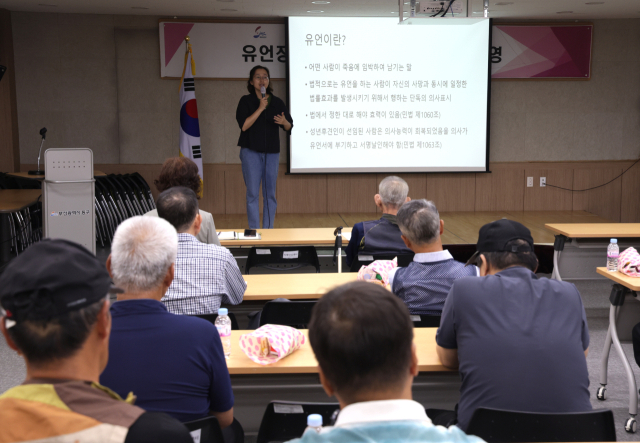 28일 부산 동구보훈회관에서 열린 ‘해피엔딩 장례 지원사업’ 참여자들이 유언교육을 받고 있다. 정대현 기자 jhyun@