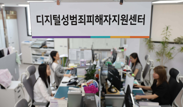 딥페이크 음란물 피해가 전국 곳곳에서 터져나오면서 정치권에서 가해자에 대한 처벌을 강화하는 내용의 법 개정이 추진된다. 부산시여성폭력방지종합지원센터 이젠센터 모습. 이재찬 기자 chan@