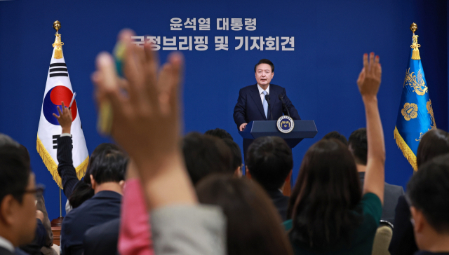 윤석열 대통령이 29일 오전 서울 용산 대통령실 청사 브리핑실에서 열린 ‘국정 브리핑 및 기자회견’에서 취재진의 질문을 받고 있다. 연합뉴스