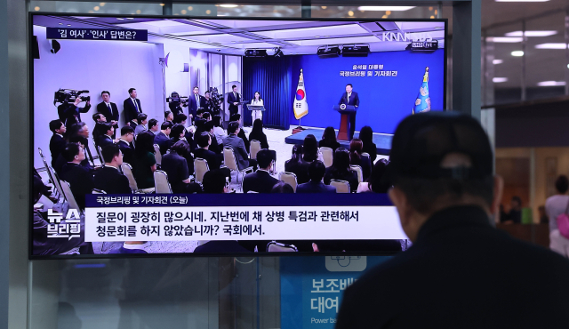 윤석열 대통령의 ‘국정 브리핑 및 기자회견’이 진행된 29일 오전 부산 동구 부산역 대합실에서 열차 이용객들이 텔레비전으로 실시간 중계되는 기자회견을 지켜보고 있다. 정종회 기자 jjh@