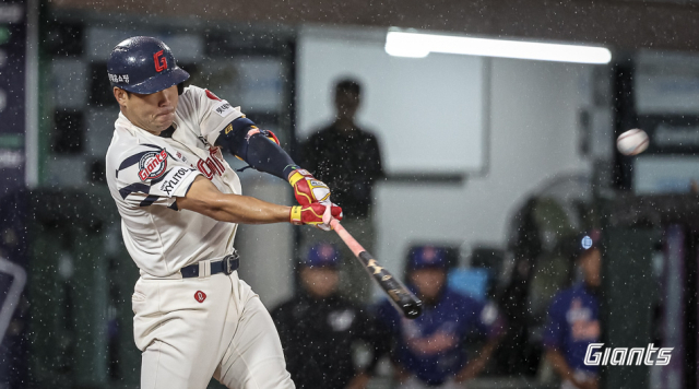 적시타를 치는 롯데 전준우. 롯데 자이언츠 제공