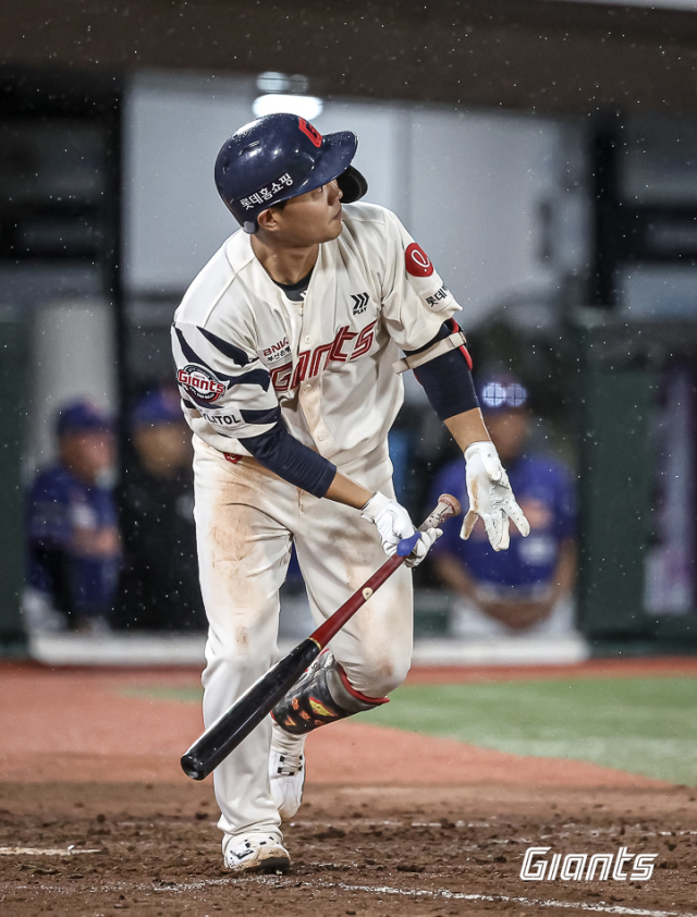 투런홈런을 치고 있는 롯데 손호영. 롯데 자이언츠 제공