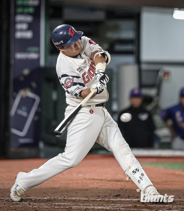 적시타를 날리는 롯데 정훈. 롯데 자이언츠 제공