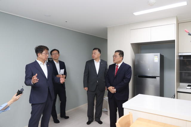 박상우(왼쪽) 국토교통부 장관이 지난 28일 서울 용산구 베르디움 프렌즈에서 열린 새로운 임대주택 공급 추진 간담회에 앞서 민간임대주택을 시찰하고 있다. 국토부 제공