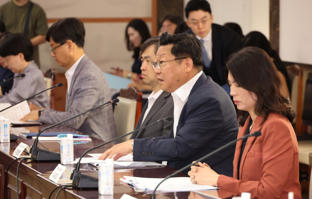 주형환 저출산고령사회위원회 부위원장이 30일 서울 종로구 정부서울청사에서 열린 제3차 인구비상대책회의에서 발언하고 있다. 연합뉴스