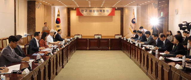 주형환 저출산고령사회위원회 부위원장이 30일 정부서울청사에서 열린 제3차 인구비상대책회의에서 발언하고 있다. 연합뉴스