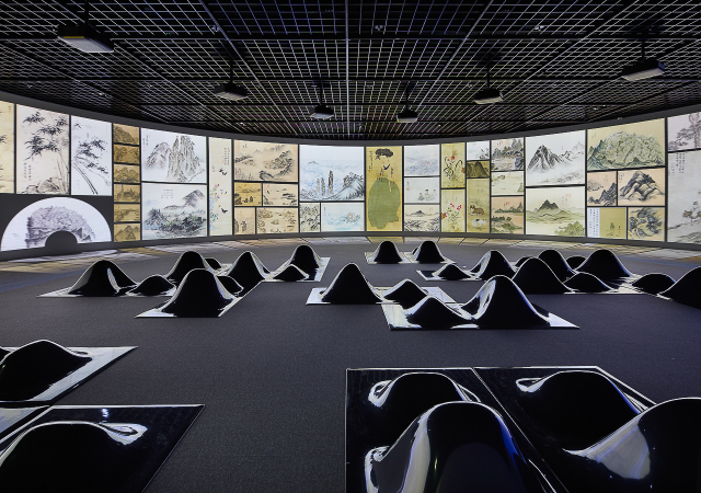 하지훈 가구 디자이너의 디자인 가구에 앉아 대표 작품의 영상을 볼 수 있는 5전시실. 간송미술문화재단 제공