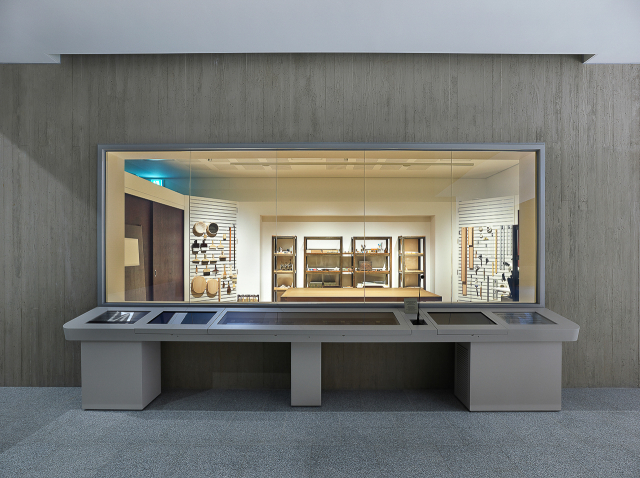 대구 간송미술관을 유물을 복원하는 모습을 관객이 볼 수 있다. 사진은 '보이는 수리복원실' 모습. 간송미술문화재단 제공