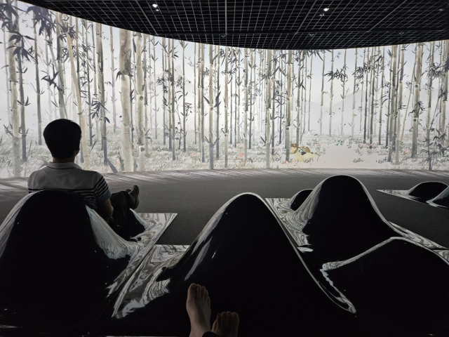 하지훈 가구 디자이너의 디자인 가구에 앉아 대표 작품의 영상을 볼 수 있는 5전시실. 김효정 기자