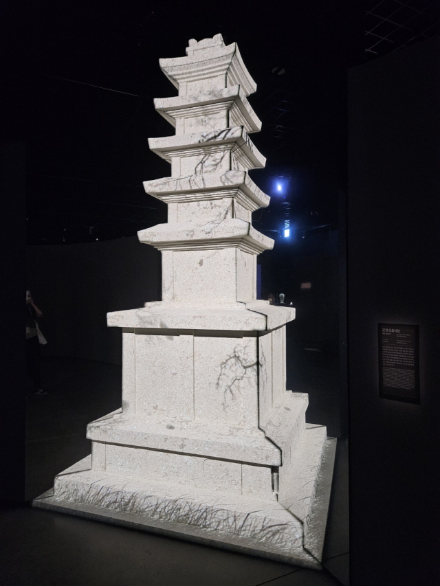 문경 오층석탑은 대구로 이송이 어려워 매핑시스템을 통해 구현했다. 김효정 기자