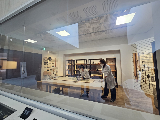 대구 간송미술관을 유물을 복원하는 모습을 관객이 볼 수 있다. 사진은 '보이는 수리복원실' 모습. 간송미술문화재단 제공
