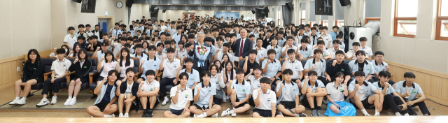 김동철 한전 사장과 수도전기공업고등학교 학생들이 단체 기념사진을 찍고 있다. 한전 제공