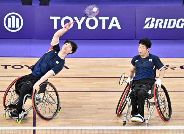 장애인 배드민턴 대표팀 유수영(왼쪽)과 정재군이 지난 1일(현지시간) 프랑스 파리 포르트 드 샤펠 아레나에서 열린 2024 파리 패럴림픽 배드민턴 남자 복식 WH1, 2등급 결승전에서 중국 선수와 경기를 펼치고 있다. 연합뉴스