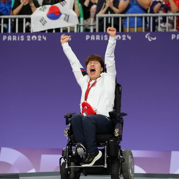 정소영이 2일 열린 보치아 여자개인 스포츠등급 BC2에서 은메달을 딴 후 환호하고 있다. 연합뉴스