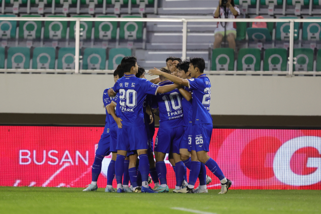 1일 부산 구덕운동장에서 열린 K리그2 부산 아이파크와 성남FC와의 경기에서 골을 터뜨린 부산 아이파크 임민혁과 동료 선수들이 기뻐하고 있다. 부산 아이파크 제공