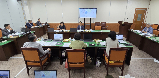 통영시의회 산업건설위원회는 2일 오전 열린 제232회 임시회 제1차 회의에서 ‘산양지구 파크골프장 조성사업 편입 토지 취득 관리계획안’을 표결 끝에 부결했다. 김민진 기자