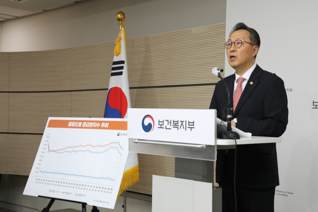 박민수 보건복지부 2차관이 2일 오후 정부세종청사 보건복지부 브리핑실에서 응급의료 등 비상 진료 대응 관련 설명을 하고 있다. 연합뉴스