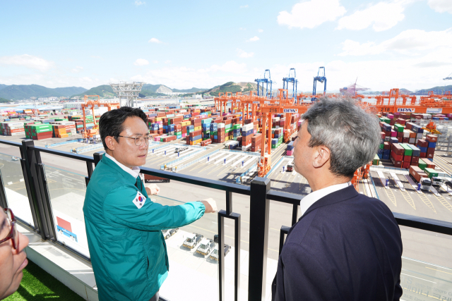 강도형 해양수산부 장관이 지난달 30일 경남 창원시 부산항 신항 7부두를 찾아 항만 확장공사 현황과 태풍 대비 태세를 점검하고 있다. 해수부 제공