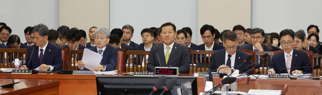 2일 오전 열린 국회 행정안전위원회 전체회의에 참석한 국무위원들이 자리하고 있다. 왼쪽부터 조지호 경찰청장, 김광동 진실화해위원회위원장, 이상민 행정안전부 장관, 김용빈 중앙선거관리위원회 사무총장, 연원정 인사혁신처장. 연합뉴스
