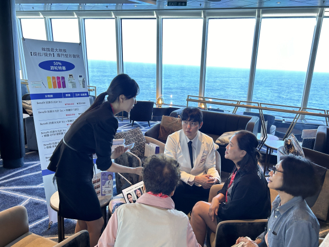 부산시가 지난달 대만 출발 크루즈 선상에서 개최한 부산 의료관광 홍보 행사에서 참여 기관별 상담회가 진행되고 있다. 부산시 제공