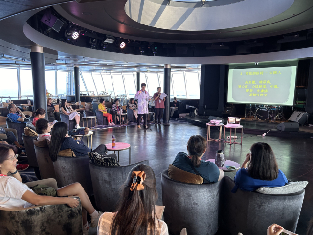 부산시가 지난달 대만 출발 크루즈 선상에서 개최한 부산 의료관광 홍보 행사에서 대만 탑승객들이 강의를 듣고 있다. 부산시 제공