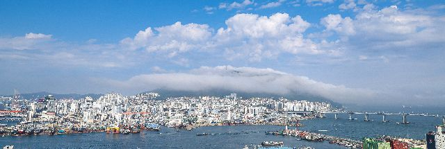 부산에 장마가 소강 상태를 보이고 폭염주의가 발효된 3일 오후 부산 해안가 일대에 해무가 끼면서 영도를 감싸고 있다. 김종진 기자 kjj1761@