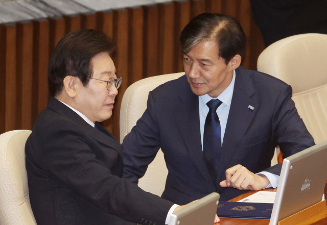 더불어민주당 이재명 대표와 조국혁신당 조국 대표가 2일 국회 본회의장에서 열린 제22대 국회 개원식에서 대화를 하고 있다. 연합뉴스