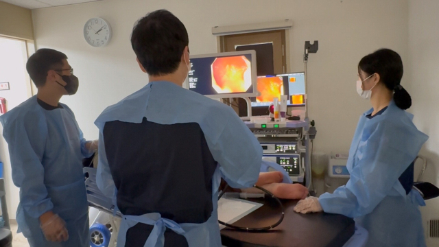 건강관리협회에서 시행하는 MRI 검사(왼쪽)와 대장내시경 검사. 단순히 건강검진에 그치지 말고 검진 결과를 토대로 운동과 식습관 개선을 통해 만성 질환을 꾸준히 관리하는 것이 중요하다. 건강관리협회 부산동부지부 제공