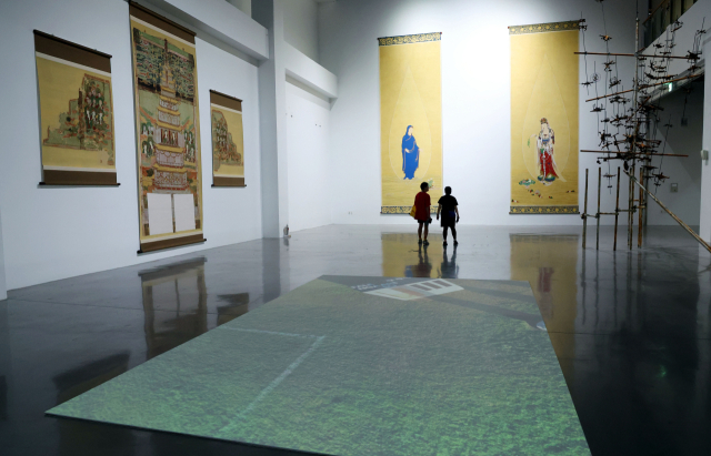 2024 부산비엔날레가 16일 부산 사하구 부산현대미술관에서 개막식을 시작으로 17일부터 10월 20일까지 65일간 열린다. 이번 비엔날레는 ‘어둠에서 보기(Seeing in the dark)’를 주제로 36개국 62작가(팀) 78명이 참여해 353점의 작품을 선보인다. 현대미술관에 설치된 전시 작품들. 정종회 기자 jjh@